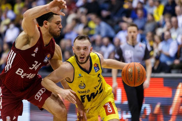 Oldenburg, Lower Saxony, DEU, 02 04 2022, Max Heidegger right, EWE Baskets Oldenburg and Gavin Schilling left, FC Bayern Basketball EWE Baskets Oldenburg vs FC Bayern Basketball 1 Basketball Bundesliga Saison 2021 2022, 28 Spieltag, Grosse EWE Arena EWE Baskets Oldenburg vs FC Bayern Basketball