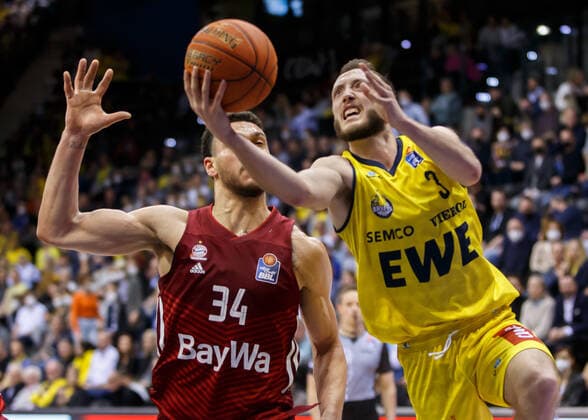 Oldenburg, Lower Saxony, DEU, 02 04 2022, Max Heidegger right, EWE Baskets Oldenburg , Gavin Schilling left, FC Bayern Basketball EWE Baskets Oldenburg vs FC Bayern Basketball 1 Basketball Bundesliga Saison 2021 2022, 28 Spieltag, Grosse EWE Arena EWE Baskets Oldenburg vs FC Bayern Basketball