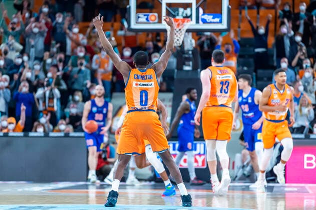 Semaj Christon 0, Ratiopharm Ulm cheers last point by Ulm GER, Basketball, easyCredit Basketball Bundesliga, Spieltag 28, Ratiopharm Ulm vs Syntainics MBC, 02 04 2022, GER, Basketball, easyCredit Basketball Bundesliga, Spieltag 28, Ratiopharm Ulm vs Syntainics MBC, 02 04 2022 New Ulm. Copyright: xEibner-Pressefotox EP_FWF