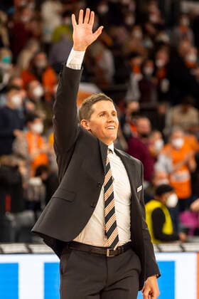 Jaka Lakovic head coach, Ratiopharm Ulm waves to fans after home win GER, Basketball, easyCredit Basketball Bundesliga, Spieltag 28, Ratiopharm Ulm vs Syntainics MBC, 02 04 2022, GER, Basketball, easyCredit Basketball Bundesliga, Spieltag 28, Ratiopharm Ulm vs Syntainics MBC, 02 04 2022 New Ulm. Copyright: xEibner-Pressefotox EP_FWF
