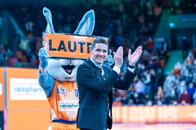 Jaka Lakovic head coach, Ratiopharm Ulm applauds the fan curve after home win with mascot fun GER, Basketball, easyCredit Basketball Bundesliga, Spieltag 28, Ratiopharm Ulm vs Syntainics MBC, 02 04 2022, GER, Basketball, easyCredit Basketball Bundesliga, Spieltag 28, Ratiopharm Ulm vs Syntainics MBC, 02 04 2022 Neu Ulm Copyright: xEibner-Pressefotox EP_FWF