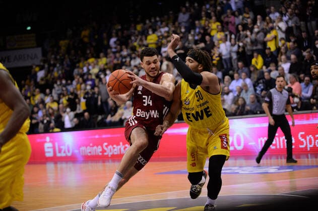 Gavin Schilling 34 FC Bayern Munich vs Reggie Lynch 50 EWE Baskets Oldenburg during the game EWE Baskets Oldenburg vs FC Bayern Munich Basketball, BBL, 2021 2022 season, 28 match day, 02 04 2022 Copyright xErikxHillmer EIBNERx EP EHR EWE Baskets Oldenburg vs FC Bayern Munich Basketball, BBL, 2021 2022 season, 28 match day, 02 04 2022 Oldenburg Copyright: xErikxHillmer EIBNERx EP_EHR