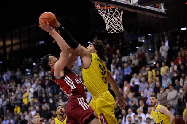 Reggie Lynch 50 EWE Baskets Oldenburg blocks Gavin Schilling 34 FC Bayern Munich during the game EWE Baskets Oldenburg vs FC Bayern Munich Basketball, BBL, season 2021 2022, 28 match day, 02 04 2022 Copyright xErikxHillmer EIBNERx EP EHR EWE Baskets Oldenburg vs FC Bayern Munich Basketball, BBL, season 2021 2022, 28 match day, 02 04 2022 Oldenburg Copyright: xErikxHillmer EIBNERx EP_EHR