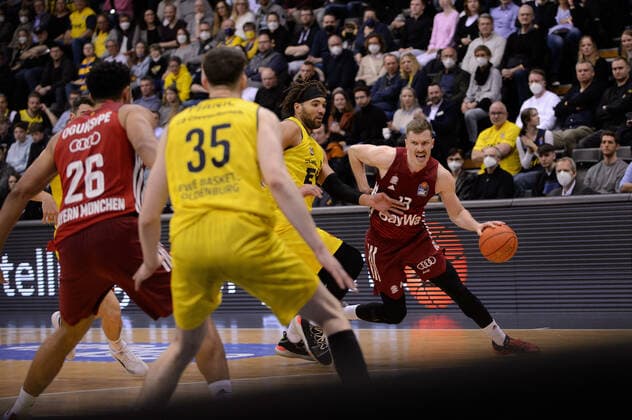 Andreas Obst 13 FC Bayern Munich vs Reggie Lynch 50 EWE Baskets Oldenburg during the game EWE Baskets Oldenburg vs FC Bayern Munich Basketball, BBL, 2021 2022 season, 28 match day, 02 04 2022 Copyright xErikxHillmer EIBNERx EP EHR EWE Baskets Oldenburg vs FC Bayern Munich Basketball, BBL, 2021 2022 season, 28 match day, 02 04 2022 Oldenburg Copyright: xErikxHillmer EIBNERx EP_EHR