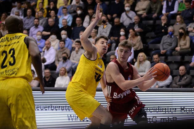 Aleksa Vucetic 44 FC Bayern Munich vs Alen Pjanic 35 EWE Baskets Oldenburg during the match EWE Baskets Oldenburg vs FC Bayern Munich Basketball, BBL, 2021 2022 season, 28 match day, 02 04 2022 Copyright xErikxHillmer EIBNERx EP EHR EWE Baskets Oldenburg vs FC Bayern Munich Basketball, BBL, 2021 2022 season, 28 match day, 02 04 2022 Oldenburg. Copyright: xErikxHillmer EIBNERx EP_EHR