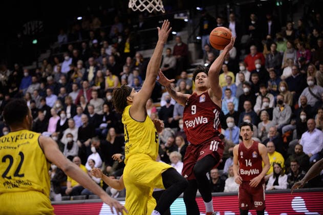 Joshua Obiesie 9 FC Bayern Munich vs Reggie Lynch 50 EWE Baskets Oldenburg during the game EWE Baskets Oldenburg vs FC Bayern Munich Basketball, BBL, season 2021 2022, 28 match day, 02 04 2022 Copyright xErikxHillmer EIBNERx EP EHR EWE Baskets Oldenburg vs FC Bayern Munich Basketball, BBL, season 2021 2022, 28 match day, 02 04 2022 Oldenburg Copyright: xErikxHillmer EIBNERx EP_EHR