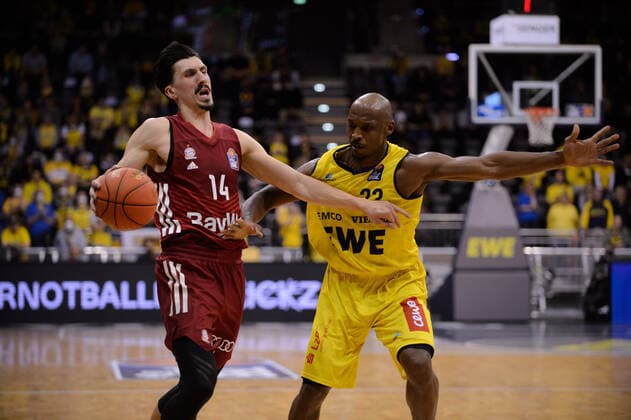 Nihad Djedovic 14 FC Bayern Munich vs Rickey Paulding 23 EWE Baskets Oldenburg during the match EWE Baskets Oldenburg vs FC Bayern Munich Basketball, BBL, 2021 2022 season, 28 match day, 02 04 2022 Copyright xErikxHillmer EIBNERx EP EHR EWE Baskets Oldenburg vs FC Bayern Munich Basketball, BBL, 2021 2022 season, 28 match day, 02 04 2022 Oldenburg. Copyright: xErikxHillmer EIBNERx EP_EHR