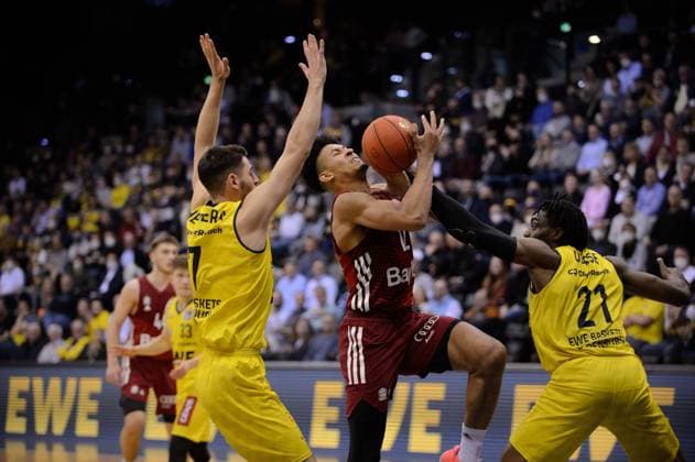 Jason George 12 FC Bayern Munich vs Tai Odiase 21 EWE Baskets Oldenburg and Sebastian Herrera 7 EWE Baskets Oldenburg during the game EWE Baskets Oldenburg vs FC Bayern Munich Basketball, BBL, season 2021 2022, 28 matchday, 02 04 2022 Copyright xErikxHillmer EIBNERx EP EHR EWE Baskets Oldenburg vs FC Bayern Munich Basketball, BBL, season 2021 2022, 28 matchday, 02 04 2022 Oldenburg Copyright: xErikxHillmer EIBNERx EP_EHR