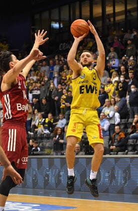 GER, Basketball,easy Credit BBL, EWE Baskets Oldenburg vs FC Bayern Munich Basketball 02 04 2022, EWE Arena, Oldenburg, GER, easy Credit BBL, EWE Baskets Oldenburg vs FC Bayern Munich Basketball , in picture Max HEIDEGGER EWE Baskets Oldenburg 3 Nihad DJEDOVIC FC Bayern Munich Basketball 14 nordphotoxRojahn nph00310