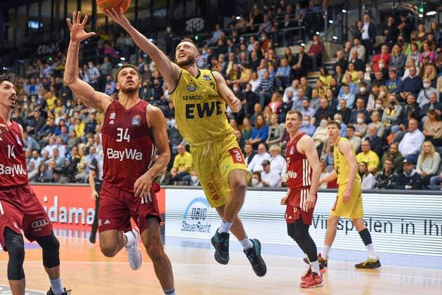 GER, Basketball,easy Credit BBL, EWE Baskets Oldenburg vs FC Bayern Munich Basketball 02 04 2022, EWE Arena, Oldenburg, GER, easy Credit BBL, EWE Baskets Oldenburg vs FC Bayern Munich Basketball , in picture Max HEIDEGGER EWE Baskets Oldenburg 3 Gavin SCHILLING FC Bayern Munich Basketball 34 nordphotoxRojahn nph00310