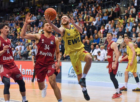 GER, Basketball,easy Credit BBL, EWE Baskets Oldenburg vs FC Bayern Munich Basketball 02 04 2022, EWE Arena, Oldenburg, GER, easy Credit BBL, EWE Baskets Oldenburg vs FC Bayern Munich Basketball , in picture Max HEIDEGGER EWE Baskets Oldenburg 3 Gavin SCHILLING FC Bayern Munich Basketball 34 nordphotoxRojahn nph00310
