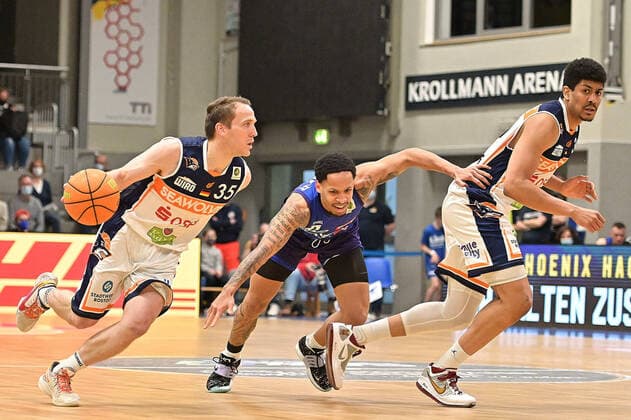 35 Bradley Alexander Loesing of the Rostock Seawolves attacks the basket against 11 Clarence Walker of the Phoneix Hagen Phoenix Hagen vs Rostock Seawolves, 2 Bundesliga Pro A, 2022 season, 33 spieltag Saturday 02 04 2022 Hagen Copyright: xEibner-Pressfoto xAaronxBowserx 1269_ABR