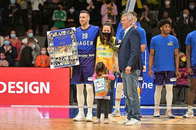 19 Domink Spohr of Phoenix Hagen receives a big thank you from Phoenix Hagen fans Phoenix Hagen vs Rostock Seawolves, 2 Bundesliga Pro A, 2022 season, 33 spieltag Saturday 02 04 2022 Hagen. Copyright: xEibner-Pressfoto xAaronxBowserx 1269_ABR