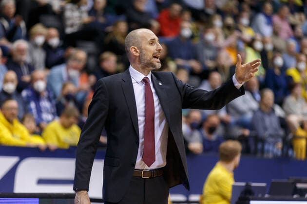 Oldenburg, Lower Saxony, DEU, 02 04 2022, Assistant Coach Slaven Rimac FC Bayern Basketball gestures on the sidelines EWE Baskets Oldenburg vs FC Bayern Basketball 1 Basketball Bundesliga Saison 2021 2022, 28 Spieltag, Grosse EWE Arena EWE Baskets Oldenburg vs FC Bayern Basketball