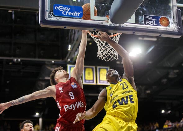 Oldenburg, Lower Saxony, DEU, 02 04 2022, Rickey Paulding right, EWE Baskets Oldenburg and Joshua Obiesie left, FC Bayern Basketball EWE Baskets Oldenburg vs FC Bayern Basketball 1 Basketball Bundesliga season 2021 2022, 28 match day, Grosse EWE Arena EWE Baskets Oldenburg vs FC Bayern Basketball