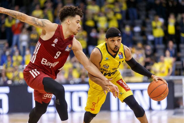 Oldenburg, Lower Saxony, DEU, 02 04 2022, Phil Pressey right, EWE Baskets Oldenburg and Joshua Obiesie left, FC Bayern Basketball EWE Baskets Oldenburg vs FC Bayern Basketball 1 Basketball Bundesliga Saison 2021 2022, 28 Spieltag, Grosse EWE Arena EWE Baskets Oldenburg vs FC Bayern Basketball