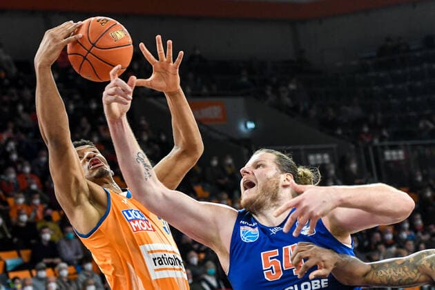 GER, BBL, ratiopharm Ulm vs Syntainics MBC 02 04 2022, ratiopharm arena, New Ulm, GER, BBL, ratiopharm Ulm vs Syntainics MBC, in picture Karim Jallow Ulm, 35 , John Bryant Syntainics, 54 nordphotoxGmbHx xHafner nph00200