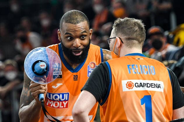 GER, BBL, ratiopharm Ulm vs Syntainics MBC 02 04 2022, ratiopharm arena, New Ulm, GER, BBL, ratiopharm Ulm vs Syntainics MBC, pictured Sean Evans Ulm, 5 celebrates with fans, HUMBA, nordphotoxGmbHx xHafner nph00200