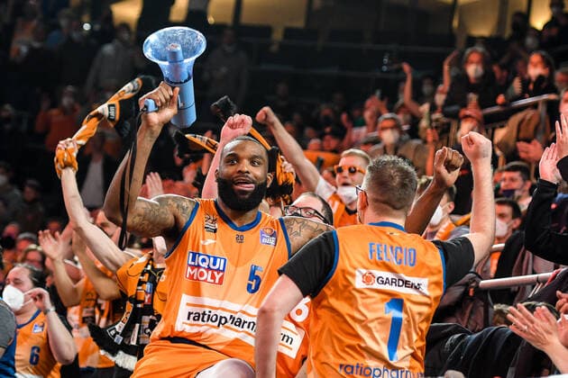 GER, BBL, ratiopharm Ulm vs Syntainics MBC 02 04 2022, ratiopharm arena, New Ulm, GER, BBL, ratiopharm Ulm vs Syntainics MBC, pictured Sean Evans Ulm, 5 celebrates with fans, HUMBA, nordphotoxGmbHx xHafner nph00200
