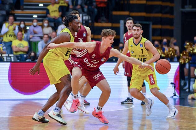 GER, Basketball,easy Credit BBL, EWE Baskets Oldenburg vs FC Bayern Munich Basketball 02 04 2022, EWE Arena, Oldenburg, GER, easy Credit BBL, EWE Baskets Oldenburg vs FC Bayern Munich Basketball , in picture Julius WULFF FC Bayern Munich Basketball 22 Tai ODIASE EWE Baskets Oldenburg 21 Sebastian HERRERA EWE Baskets Oldenburg 7 nordphotoxRojahn nph00310