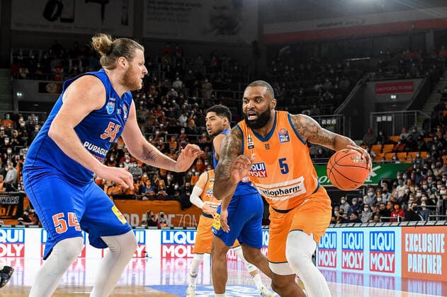 GER, BBL, ratiopharm Ulm vs Syntainics MBC 02 04 2022, ratiopharm arena, New Ulm, GER, BBL, ratiopharm Ulm vs Syntainics MBC, pictured John Bryant Syntainics, 54 , Sean Evans Ulm, 5 nordphotoxGmbHx xHafner nph00200