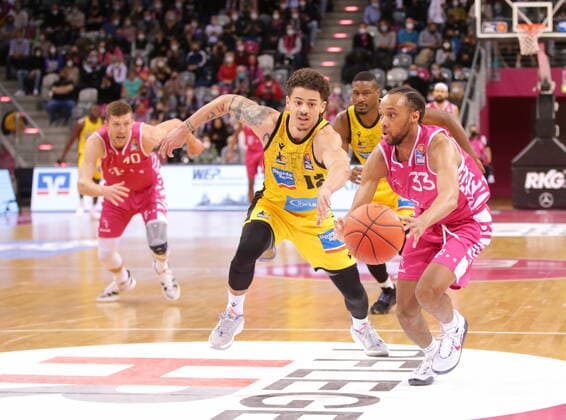 Parker Jackson Cartwright Telekom Baskets Bonn vs Jonah Radebaugh MHP RIESEN Ludwigsburg easyCredit BBL 1 Bundesliga , 2021 2022 season , Hauptrunde 28 Spieltag