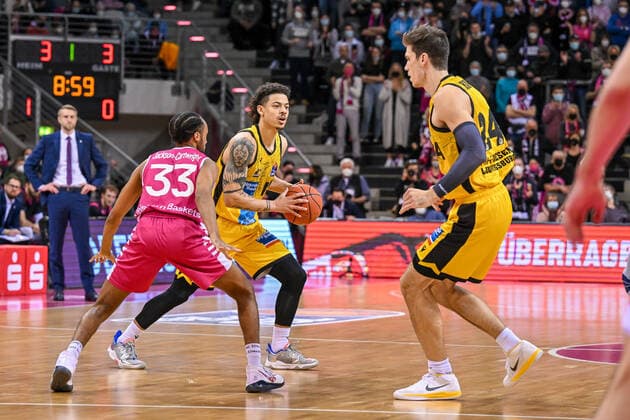 easyCredit BBL, Telekom Baskets Bonn vs MHP RIESEN Ludwigsburg, 02 04 2022 Jonah Radebaugh MHP RIESEN Ludwigsburg, 12 , Ethan Happ MHP RIESEN Ludwigsburg, 24 , Parker Jackson Cartwright Telekom Baskets Bonn, 33 , easyCredit BBL, Telekom Baskets Bonn vs MHP RIESEN Ludwigsburg on 02 04 2022 at Telekom Dome, Bonn Nordrhein Westfalen Copyright: xBEAUTIFULxSPORTS Mueller-Laschetx