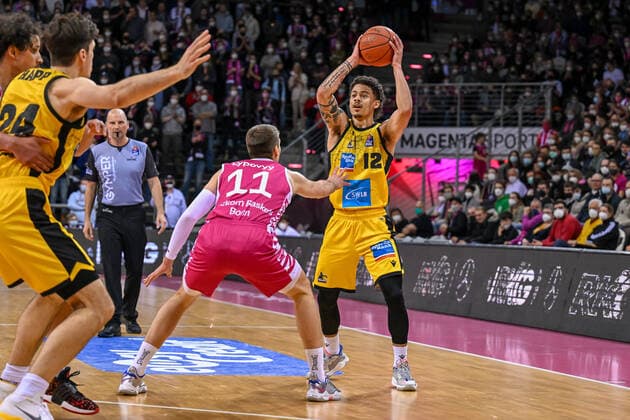 easyCredit BBL, Telekom Baskets Bonn vs MHP RIESEN Ludwigsburg, 02 04 2022 Jonah Radebaugh MHP RIESEN Ludwigsburg, 12 , Oleksandr Lypovyy Telekom Baskets Bonn, 11 , easyCredit BBL, Telekom Baskets Bonn vs MHP RIESEN Ludwigsburg on 02 04 2022 at Telekom Dome, Bonn Nordrhein Westfalen Copyright: xBEAUTIFULxSPORTS Mueller-Laschetx