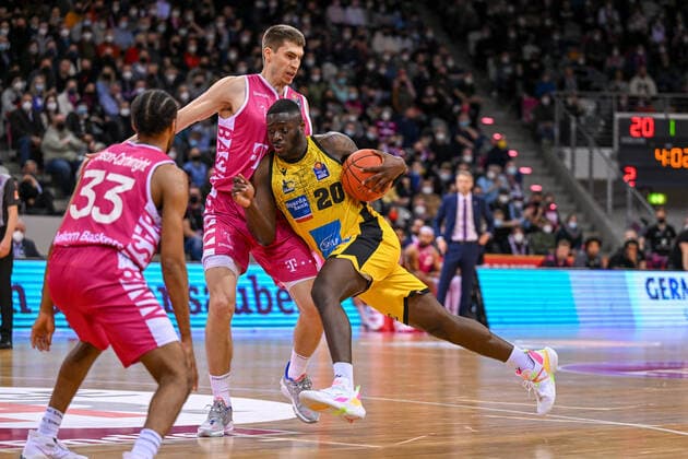 easyCredit BBL, Telekom Baskets Bonn vs MHP RIESEN Ludwigsburg, 02 04 2022 Rawle Alkins MHP RIESEN Ludwigsburg, 20 , Oleksandr Lypovyy Telekom Baskets Bonn, 11 , easyCredit BBL, Telekom Baskets Bonn vs MHP RIESEN Ludwigsburg on 02 04 2022 at Telekom Dome, Bonn Nordrhein Westfalen Copyright: xBEAUTIFULxSPORTS Mueller-Laschetx
