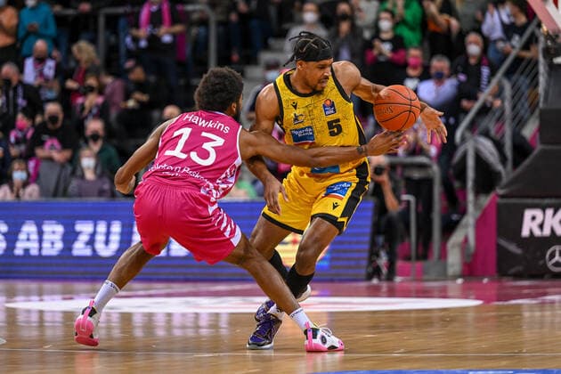 easyCredit BBL, Telekom Baskets Bonn vs MHP RIESEN Ludwigsburg, 02 04 2022 Justin Simon MHP RIESEN Ludwigsburg, 5 , Javontae Hawkins Telekom Baskets Bonn, 13 , easyCredit BBL, Telekom Baskets Bonn vs MHP RIESEN Ludwigsburg on 02 04 2022 at Telekom Dome, Bonn Nordrhein Westfalen Copyright: xBEAUTIFULxSPORTS Mueller-Laschetx