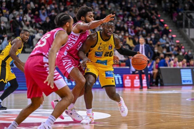 easyCredit BBL, Telekom Baskets Bonn vs MHP RIESEN Ludwigsburg, 02 04 2022 Rawle Alkins MHP RIESEN Ludwigsburg, 20 , Javontae Hawkins Telekom Baskets Bonn, 13 , easyCredit BBL, Telekom Baskets Bonn vs MHP RIESEN Ludwigsburg on 02 04 2022 at Telekom Dome, Bonn Nordrhein Westfalen Copyright: xBEAUTIFULxSPORTS Mueller-Laschetx