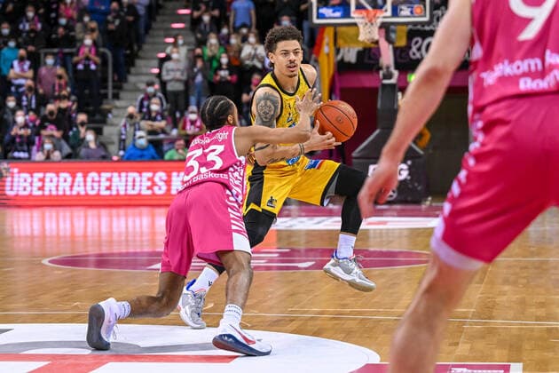 easyCredit BBL, Telekom Baskets Bonn vs MHP RIESEN Ludwigsburg, 02 04 2022 Jonah Radebaugh MHP RIESEN Ludwigsburg, 12 , Parker Jackson Cartwright Telekom Baskets Bonn, 33 , easyCredit BBL, Telekom Baskets Bonn vs MHP RIESEN Ludwigsburg on 02 04 2022 at Telekom Dome, Bonn Nordrhein Westfalen Copyright: xBEAUTIFULxSPORTS Mueller-Laschetx