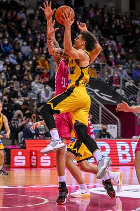 easyCredit BBL, Telekom Baskets Bonn vs MHP RIESEN Ludwigsburg, 02 04 2022 Jonah Radebaugh MHP RIESEN Ludwigsburg, 12 , Michael Kessens Telekom Baskets Bonn, 6 , easyCredit BBL, Telekom Baskets Bonn vs MHP RIESEN Ludwigsburg on 02 04 2022 at Telekom Dome, Bonn Nordrhein Westfalen Copyright: xBEAUTIFULxSPORTS Mueller-Laschetx