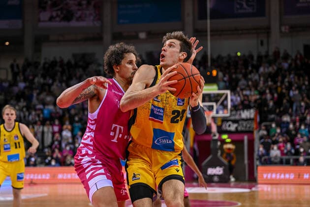 easyCredit BBL, Telekom Baskets Bonn vs MHP RIESEN Ludwigsburg, 02 04 2022 Ethan Happ MHP RIESEN Ludwigsburg, 24 , Michael Kessens Telekom Baskets Bonn, 6 , easyCredit BBL, Telekom Baskets Bonn vs MHP RIESEN Ludwigsburg on 02 04 2022 at Telekom Dome, Bonn Nordrhein Westfalen Copyright: xBEAUTIFULxSPORTS Mueller-Laschetx