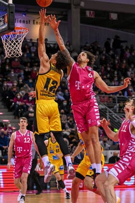 easyCredit BBL, Telekom Baskets Bonn vs MHP RIESEN Ludwigsburg, 02 04 2022 Jonah Radebaugh MHP RIESEN Ludwigsburg, 12 , Michael Kessens Telekom Baskets Bonn, 6 , easyCredit BBL, Telekom Baskets Bonn vs MHP RIESEN Ludwigsburg on 02 04 2022 at Telekom Dome, Bonn Nordrhein Westfalen Copyright: xBEAUTIFULxSPORTS Mueller-Laschetx