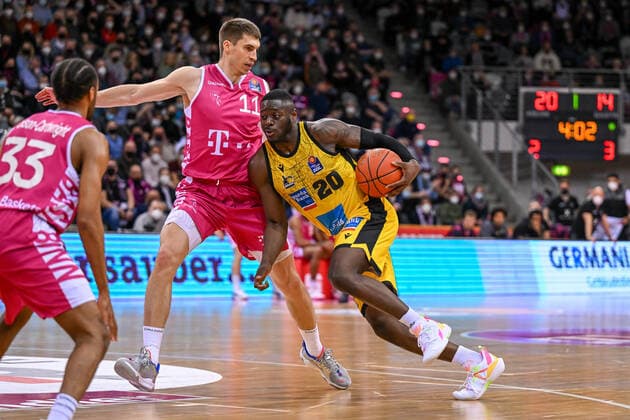 easyCredit BBL, Telekom Baskets Bonn vs MHP RIESEN Ludwigsburg, 02 04 2022 Rawle Alkins MHP RIESEN Ludwigsburg, 20 , Oleksandr Lypovyy Telekom Baskets Bonn, 11 , easyCredit BBL, Telekom Baskets Bonn vs MHP RIESEN Ludwigsburg on 02 04 2022 at Telekom Dome, Bonn Nordrhein Westfalen Copyright: xBEAUTIFULxSPORTS Mueller-Laschetx