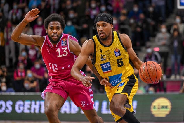 easyCredit BBL, Telekom Baskets Bonn vs MHP RIESEN Ludwigsburg, 02 04 2022 Justin Simon MHP RIESEN Ludwigsburg, 5 , Javontae Hawkins Telekom Baskets Bonn, 13 , easyCredit BBL, Telekom Baskets Bonn vs MHP RIESEN Ludwigsburg on 02 04 2022 at Telekom Dome, Bonn Nordrhein Westfalen Copyright: xBEAUTIFULxSPORTS Mueller-Laschetx