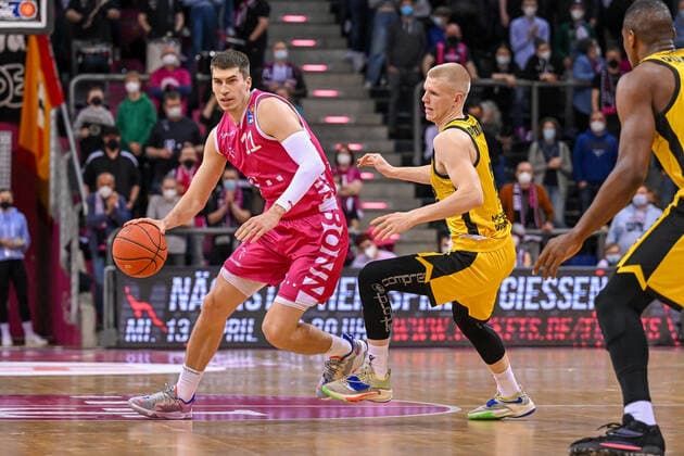 easyCredit BBL, Telekom Baskets Bonn vs MHP RIESEN Ludwigsburg, 02 04 2022 Oleksandr Lypovyy Telekom Baskets Bonn, 11 , Johannes Patrick MHP RIESEN Ludwigsburg, 6 , easyCredit BBL, Telekom Baskets Bonn vs MHP RIESEN Ludwigsburg on 02 04 2022 at Telekom Dome, Bonn Nordrhein Westfalen Copyright: xBEAUTIFULxSPORTS Mueller-Laschetx