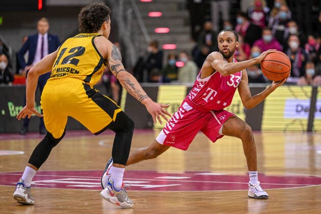 easyCredit BBL, Telekom Baskets Bonn vs MHP RIESEN Ludwigsburg, 02 04 2022 Parker Jackson Cartwright Telekom Baskets Bonn, 33 , Jonah Radebaugh MHP RIESEN Ludwigsburg, 12 , easyCredit BBL, Telekom Baskets Bonn vs MHP RIESEN Ludwigsburg on 02 04 2022 at Telekom Dome, Bonn Nordrhein Westfalen Copyright: xBEAUTIFULxSPORTS Mueller-Laschetx