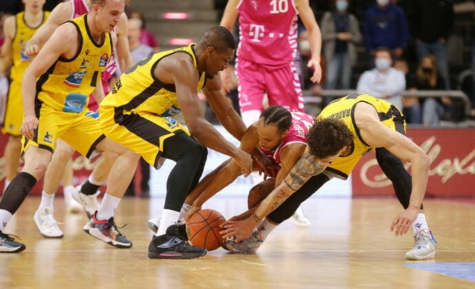 Parker Jackson Cartwright Telekom Baskets Bonn vs MHP RIESEN Ludwigsburg , on the ground easyCredit BBL 1 Bundesliga , season 2021 2022 , Hauptrunde 28 Spieltag