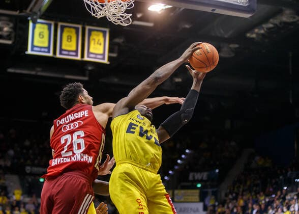 Oldenburg, Lower Saxony, DEU, 02 04 2022, Tai Odiase right, EWE Baskets Oldenburg and Marvin Ogunsipe left, FC Bayern Basketball , EWE Baskets Oldenburg vs FC Bayern Basketball 1 Basketball Bundesliga Saison 2021 2022, 28 Spieltag, Grosse EWE Arena EWE Baskets Oldenburg vs FC Bayern Basketball