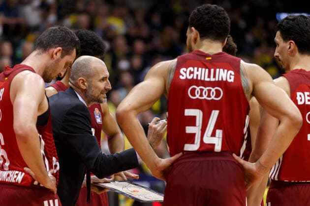 Oldenburg, Lower Saxony, DEU, 02 04 2022, Assistant Coach Slaven Rimac FC Bayern Basketball gives instructions to the team during a timeout EWE Baskets Oldenburg vs FC Bayern Basketball 1 Basketball Bundesliga Saison 2021 2022, 28 Spieltag, Grosse EWE Arena EWE Baskets Oldenburg vs FC Bayern Basketball