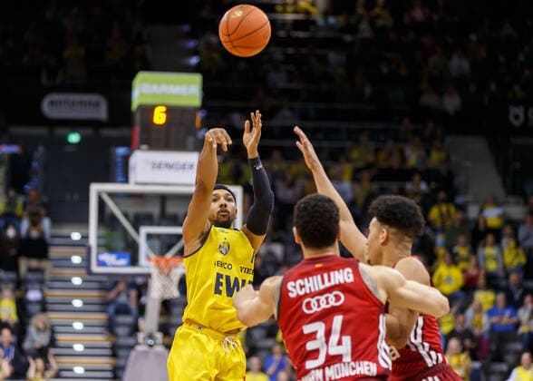 Oldenburg, Lower Saxony, DEU, 02 04 2022, Phil Pressey left, EWE Baskets Oldenburg EWE Baskets Oldenburg vs FC Bayern Basketball 1 Basketball Bundesliga Saison 2021 2022, 28 Spieltag, Grosse EWE Arena EWE Baskets Oldenburg vs FC Bayern Basketball