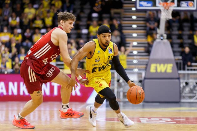 Oldenburg, Lower Saxony, DEU, 02 04 2022, Phil Pressey right, EWE Baskets Oldenburg and Luis Wulff left, FC Bayern Basketball EWE Baskets Oldenburg vs FC Bayern Basketball 1 Basketball Bundesliga Saison 2021 2022, 28 Spieltag, Grosse EWE Arena EWE Baskets Oldenburg vs FC Bayern Basketball