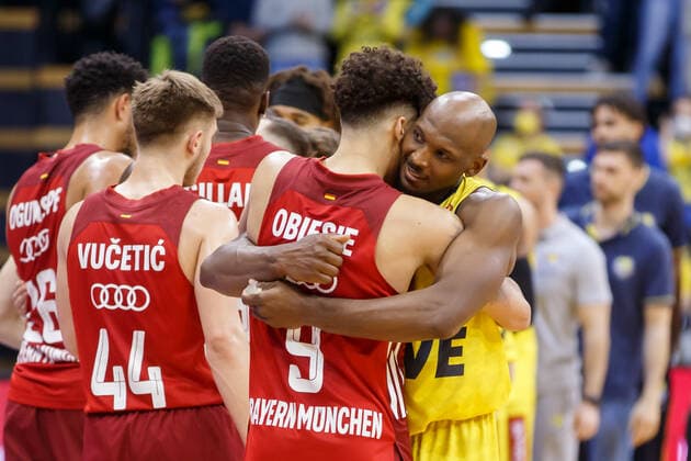 Oldenburg, Lower Saxony, DEU, 02 04 2022, Rickey Paulding right, EWE Baskets Oldenburg and Joshua Obiesie left, FC Bayern Basketball hug each other after the game EWE Baskets Oldenburg vs FC Bayern Basketball 1 Basketball Bundesliga season 2021 2022, 28 match day, Grosse EWE Arena EWE Baskets Oldenburg vs FC Bayern Basketball