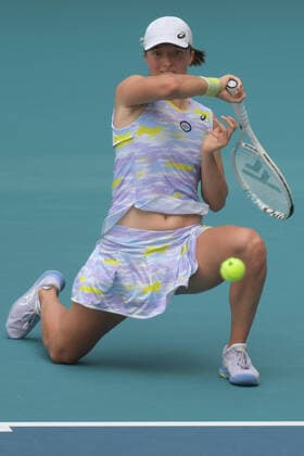 Iga Swiatek (POL) defeated Naomi Osaka (JPN) 6-4, 6-0, at the Miami Open being played at Hard Rock Stadium in Miami Gardens, Florida on April 2, 2022: Ã‚ Tennisclix CSM Miami Gardens USA - ZUMAc04_ 20220402_zaf_c04_017 Copyright: xKarlaxKinnex