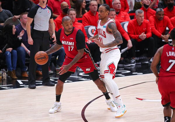 CHICAGO, IL - APRIL 02: Chicago Bulls forward DeMar DeRozan (11) posts up against Miami Heat forward P.J. Tucker (17) during a NBA, Basketball Herren, USA game between the Miami Heat and the Chicago Bulls on April 2, 2022 at the United Center in Chicago, IL. (Photo by Melissa Tamez Icon Sportswire) NBA: APR 02 Heat at Bulls Icon22040229