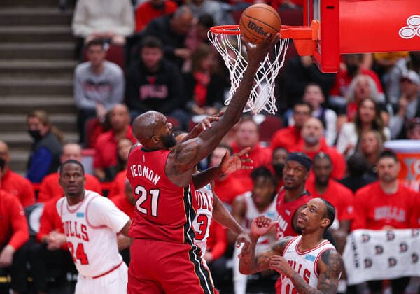 CHICAGO, IL - APRIL 02: Miami Heat center Dewayne Dedmon (21) makes a lay up in action during a NBA, Basketball Herren, USA game between the Miami Heat and the Chicago Bulls on April 2, 2022 at the United Center in Chicago, IL. (Photo by Melissa Tamez Icon Sportswire) NBA: APR 02 Heat at Bulls Icon22040237