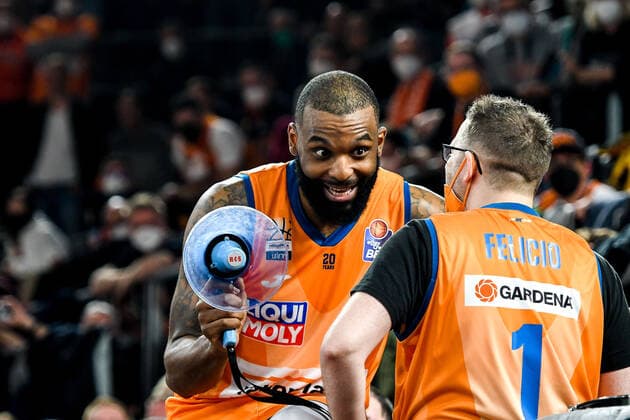 GER, BBL, ratiopharm Ulm vs Syntainics MBC 02 04 2022, ratiopharm arena, New Ulm, GER, BBL, ratiopharm Ulm vs Syntainics MBC, pictured Sean Evans Ulm, 5 celebrates with fans, HUMBA, nordphotoxGmbHx xHafner nph00200