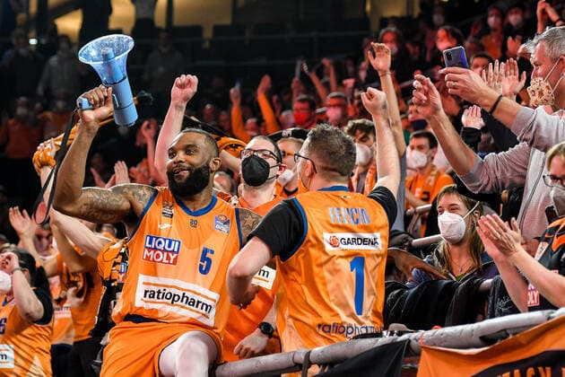 GER, BBL, ratiopharm Ulm vs Syntainics MBC 02 04 2022, ratiopharm arena, New Ulm, GER, BBL, ratiopharm Ulm vs Syntainics MBC, pictured Sean Evans Ulm, 5 celebrates with fans, HUMBA, nordphotoxGmbHx xHafner nph00200